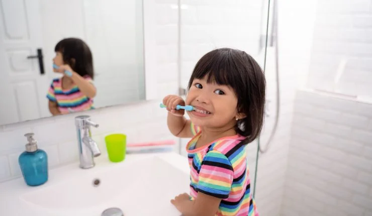 Anak menggosok gigi