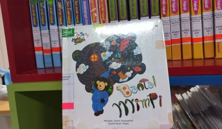 buku di perpustakaan