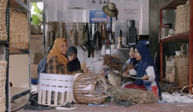 membuat kerajinan pelepah pisang